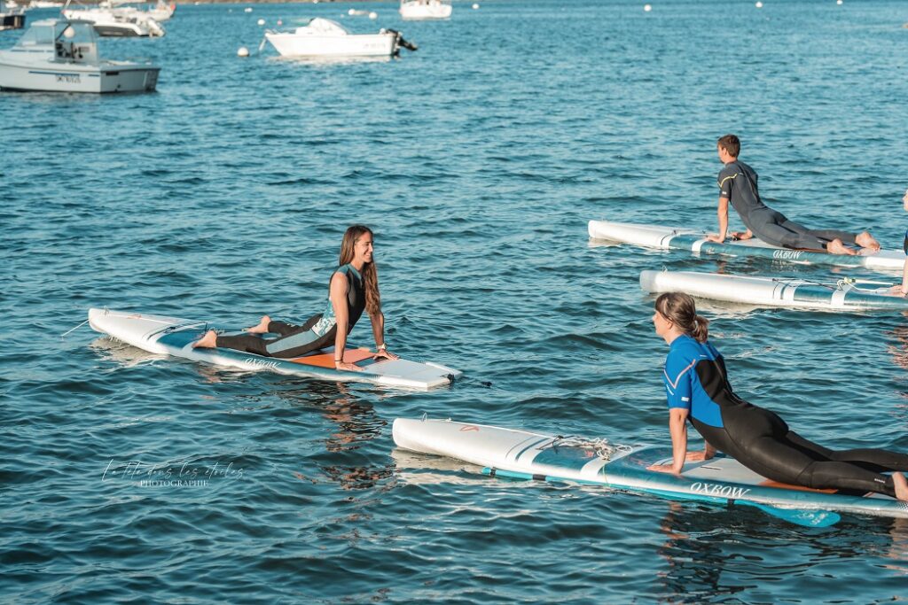 Fauméa Sup Yoga : réservez votre stage de stand-up paddle et de yoga sur l'estuaire de la Rance. Une activité paisible à faire avec vos ami(e)s ou en solo.