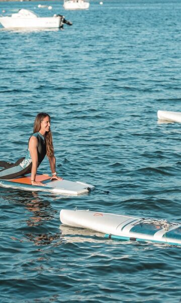 Fauméa Sup Yoga : réservez votre stage de stand-up paddle et de yoga sur l'estuaire de la Rance. Une activité paisible à faire avec vos ami(e)s ou en solo.