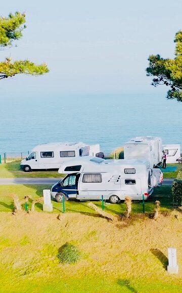 Emplacements Vue Mer Camping Port Blanc Dinard. Au bord de la plage, installez votre camping-car ou plantez votre tente au camping de Dinard.