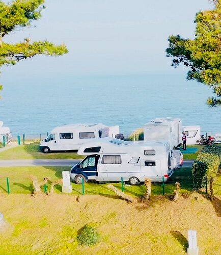 Emplacements Vue Mer Camping Port Blanc Dinard. Au bord de la plage, installez votre camping-car ou plantez votre tente au camping de Dinard.