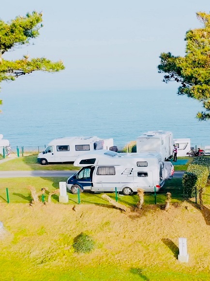 Emplacements Vue Mer Camping Port Blanc Dinard. Au bord de la plage, installez votre camping-car ou plantez votre tente au camping de Dinard.