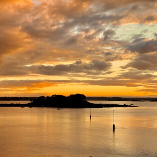 Coucher de soleil aux tons jaune et orange à Saint-Briac-sur-Mer en Bretagne.