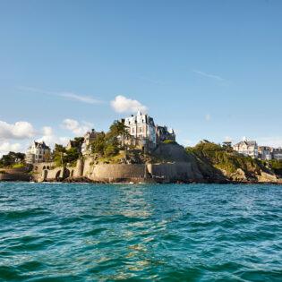 Les villas de la Pointe de la Malouine à Dinard, en Bretagne, bordées par la mer.