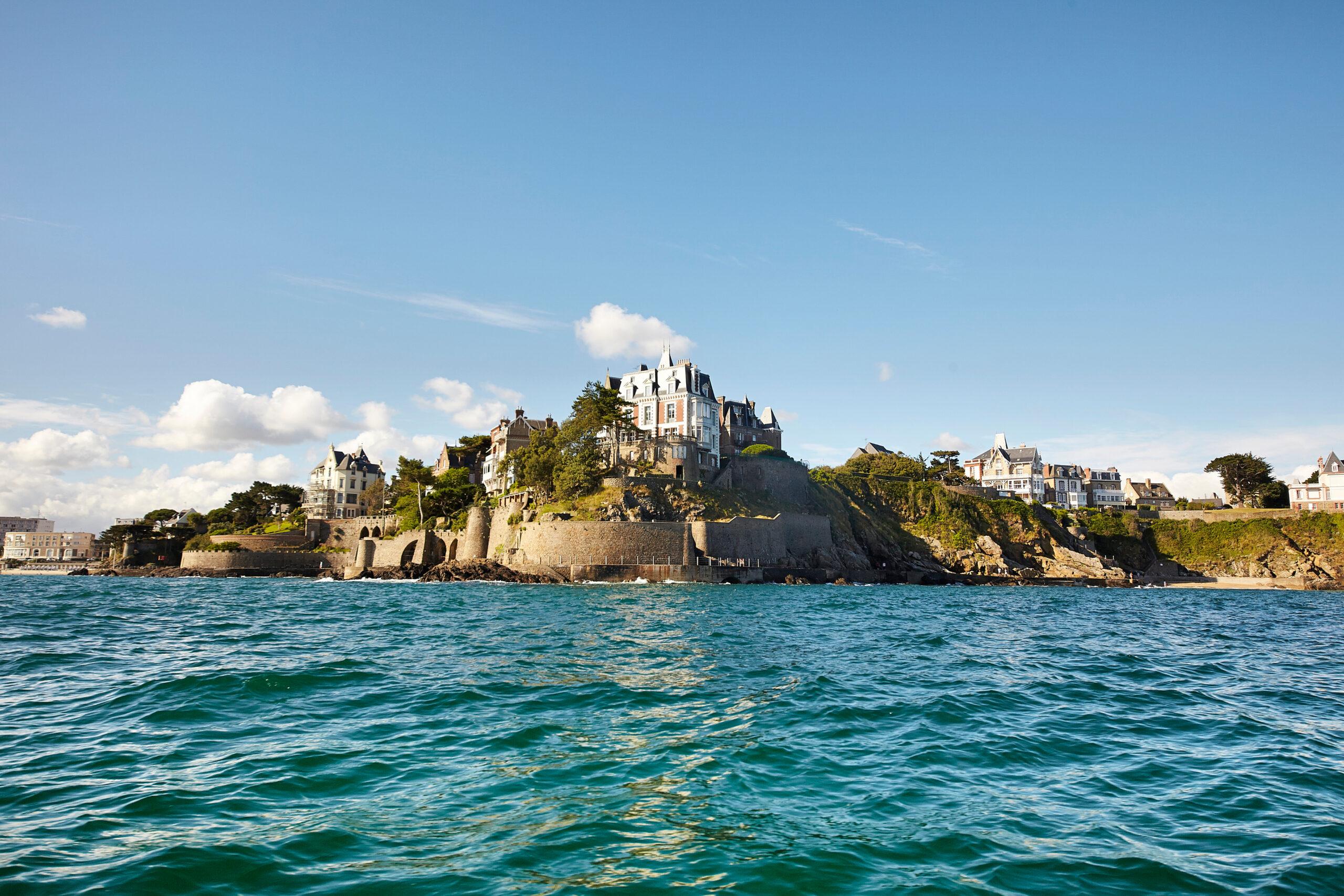 Les villas de la Pointe de la Malouine à Dinard, en Bretagne, bordées par la mer.