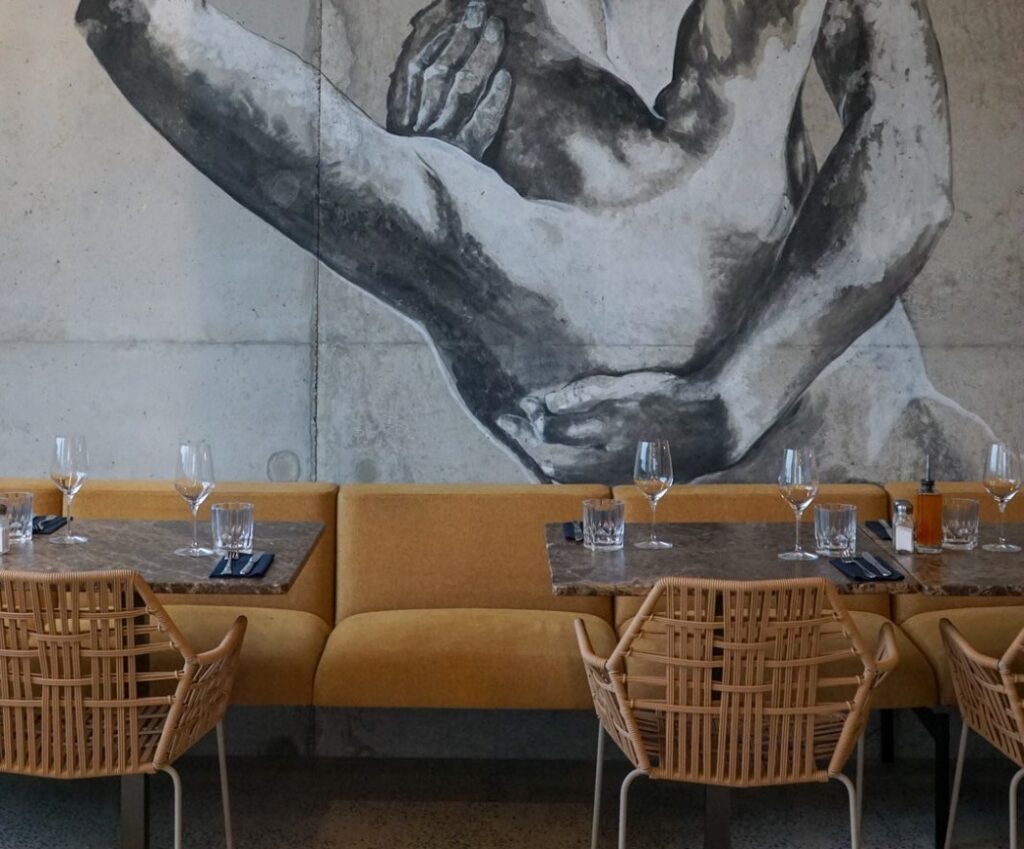 Bruncher sur la Côte d'Émeraude en dégustant des spécialités italiennes au restaurant La Strada à La Richardais. Installez-vous aux tables et banquettes jaunes du Restaurant La Strada. Une grande fresque en noir et blanc est peinte sur le mur.