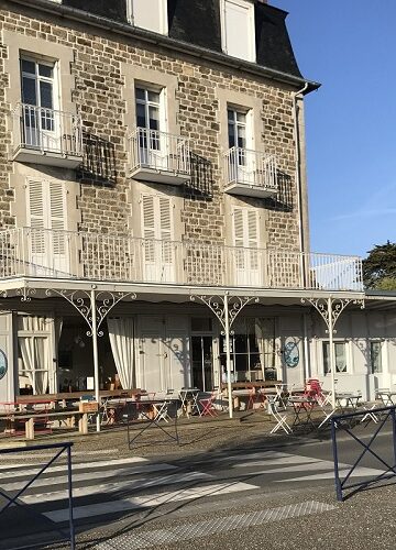 Façade et terrasse du Salon de thé Le Petit St Lu à Saint-Lunaire. Le Petit St Lu propose des petits-déjeuners, déjeuners, goûters, brunch et pauses gourmandes tout au long de la journée.