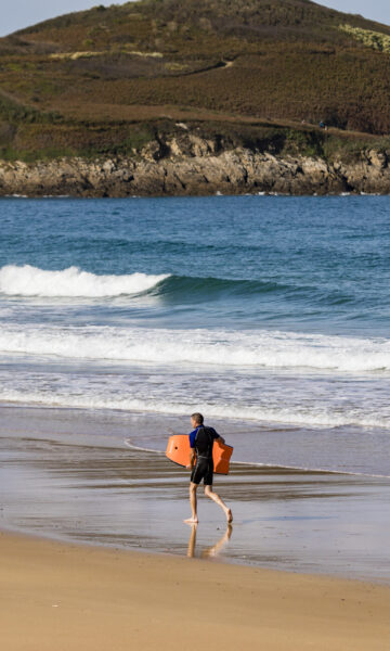 Surfeur sur la plage de Longchamp à Saint Lunaire.