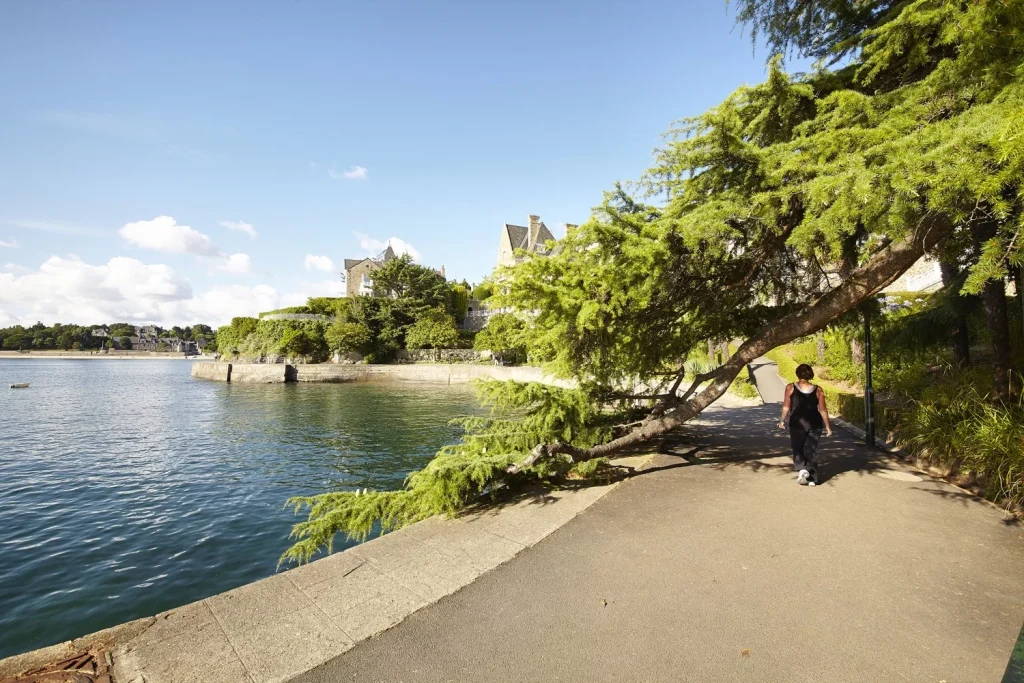 Les incontournables de Dinard. La promenade du Clair de Lune et sa végétation luxuriante. 