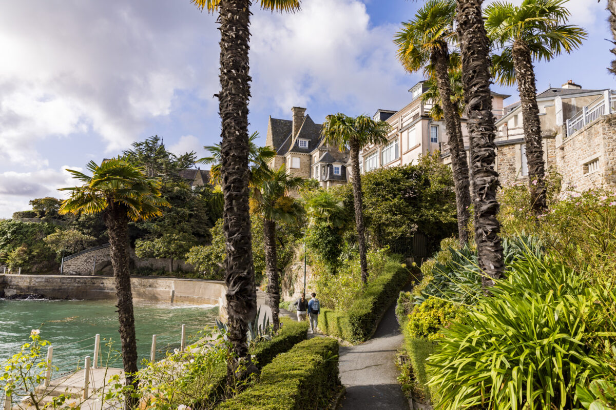 Promenade du Clair De Lune à Dinard, balade aux milieu de la végétation méditerranéenne au bord de l'eau.