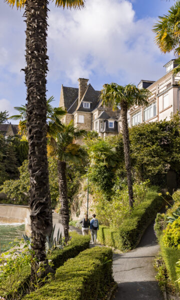 Promenade du Clair De Lune à Dinard, balade aux milieu de la végétation méditerranéenne au bord de l'eau.