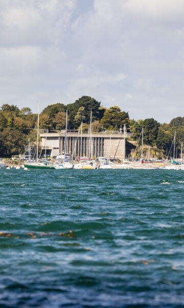 L'usine marémotrice de la Rance vue de la Pointe De Cancaval à Pleurtuit. L'espace Odyssélec permet de visiter et comprendre le fonctionnement de ce fleuron industriel français implanté en Bretagne.