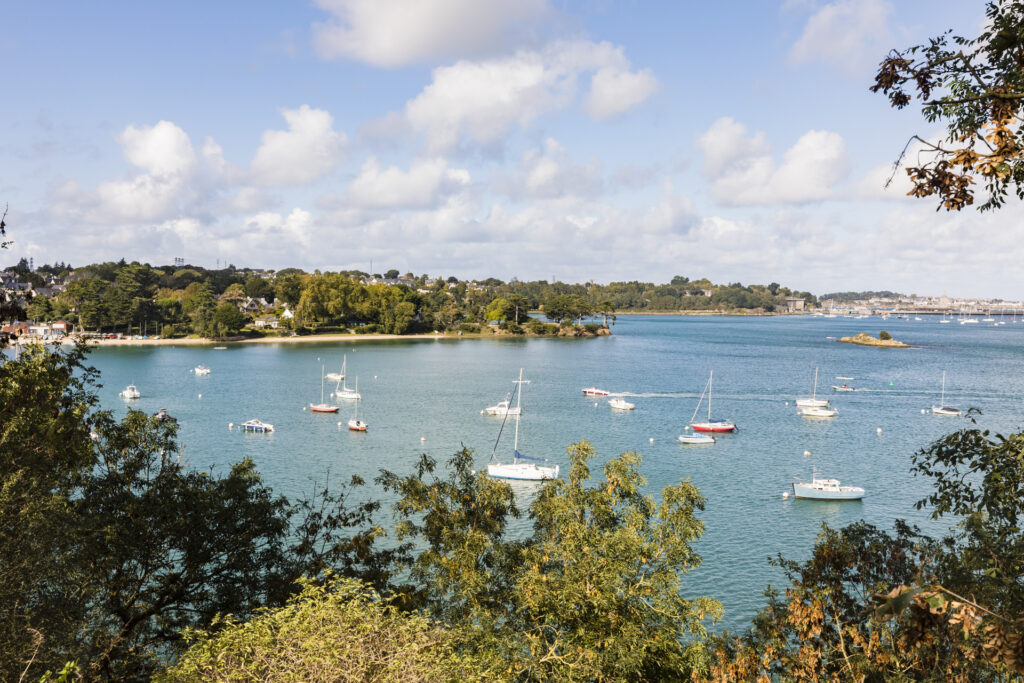 La Pointe De Cancaval à Pleurtuit, un espace naturel protégé à découvrir lors d'une randonnée. Une panorama imprenable sur l'estuaire de la Rance s'offre aux promeneurs.