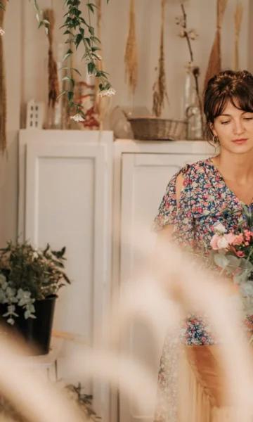 Une Fleuriste dans sa boutique atelier à Pleurtuit, Canopée propose des bouquets et compositions florales.