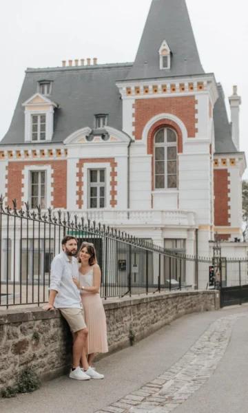 La villa Les Roches Brunes, exemple d'architecture balnéaire typique de Dinard, sur la Côte d'Émeraude.