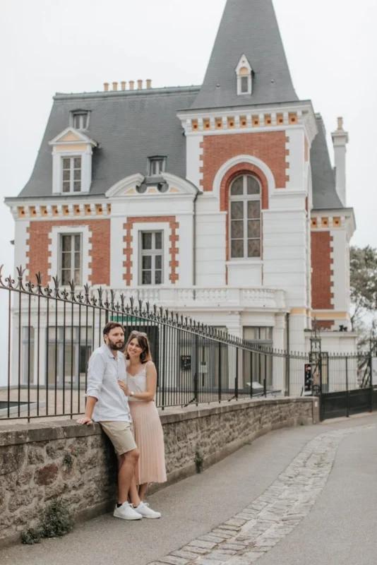 La villa Les Roches Brunes, exemple d'architecture balnéaire typique de Dinard, sur la Côte d'Émeraude.