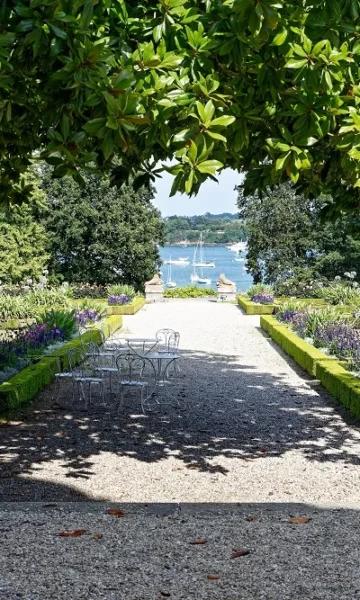 Les Jardins de la Malouinières du Montmarin bordent l'estuaire de la Rance. Ces jardins remarquables se visitent d'avril à octobre.