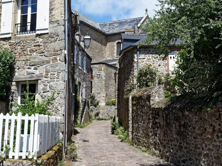 Les venelles de Saint-Briac-sur-Mer, ces petites ruelles pavées au coeur du bourg. Ce quartier, ancien village de marins, s'articule autour de l'église paroissiale et forme un ensemble architectural typique du littoral nord breton.