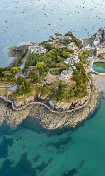 Pointe Du Moulinet à Dinard, Point de départ du circuit vélo allant jusqu'à la pointe de la Vicomté. Dinard est l'un des 8 paradis d'Emeraude, au coeur de la côte nord de la Bretagne.