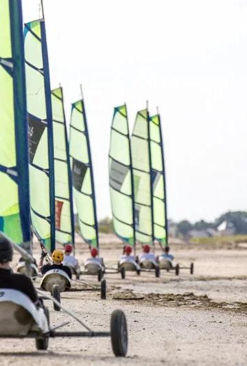 Découvrez les sensations fortes du char à voile en Baie du Mont Saint-Michel avec l'école de char à voile Avel à Hirel.