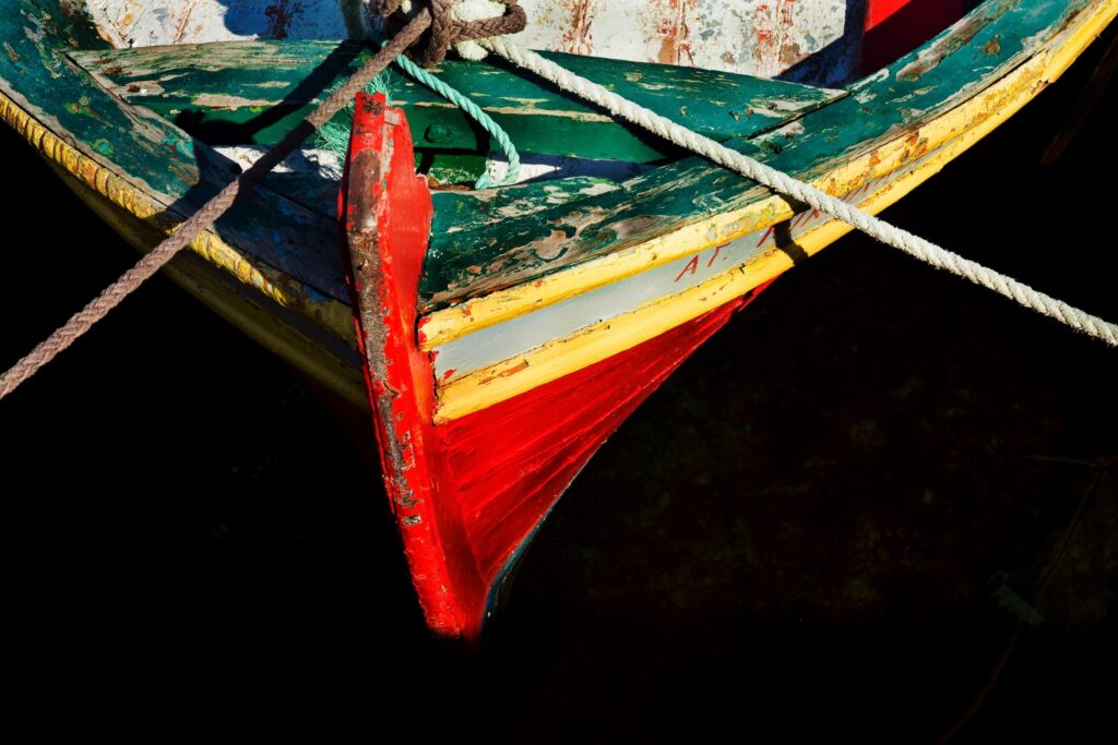 Photographie d'une Barque En Bois du style des doris, embarcations utilisées par les terre-neuvas pour pêcher au large du Canada.