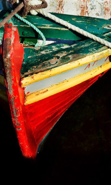 Photographie d'une Barque En Bois du style des doris, embarcations utilisées par les terre-neuvas pour pêcher au large du Canada.