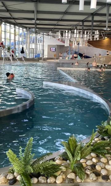 Bassin Ludique de la piscine Aquamalo à Saint Jouan des Guérêts. A 5 minutes de Dinard, profitez d'un moment en famille à la piscine.