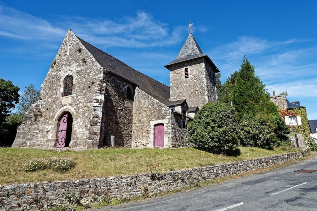 L'église Saint-Laurent à Tréméreuc, village breton proche des Bords De Rance et de la Côte d'Émeraude.