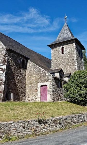 L'église Saint-Laurent à Tréméreuc, village breton proche des Bords De Rance et de la Côte d'Émeraude.