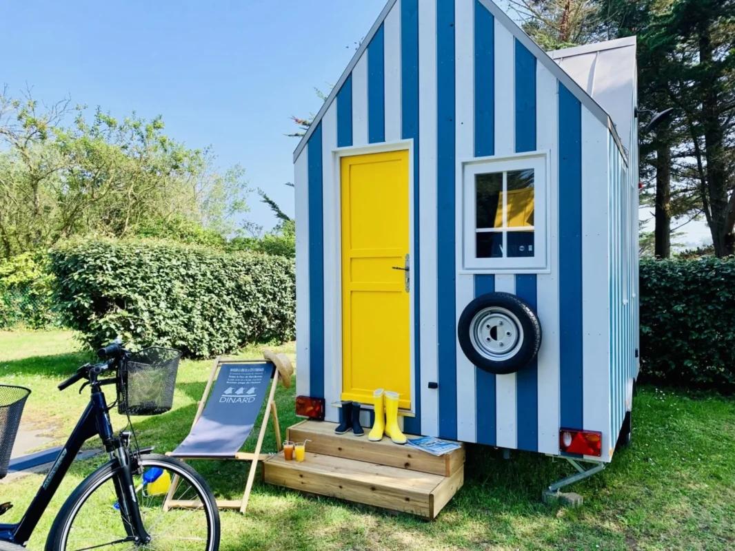 Cahute Tiny House du camping Port Blanc à Dinard. Ce camping 3 étoiles vous accueille au bord de la plage dans des hébergements originaux et tout confort !