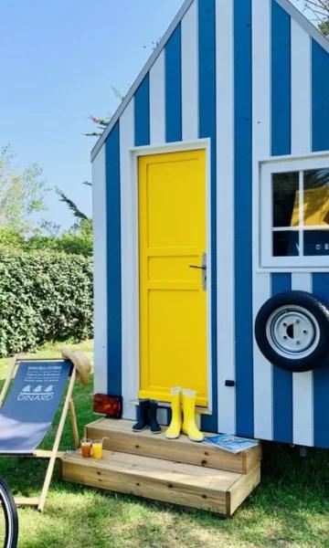 Cahute Tiny House du camping Port Blanc à Dinard. Ce camping 3 étoiles vous accueille au bord de la plage dans des hébergements originaux et tout confort !