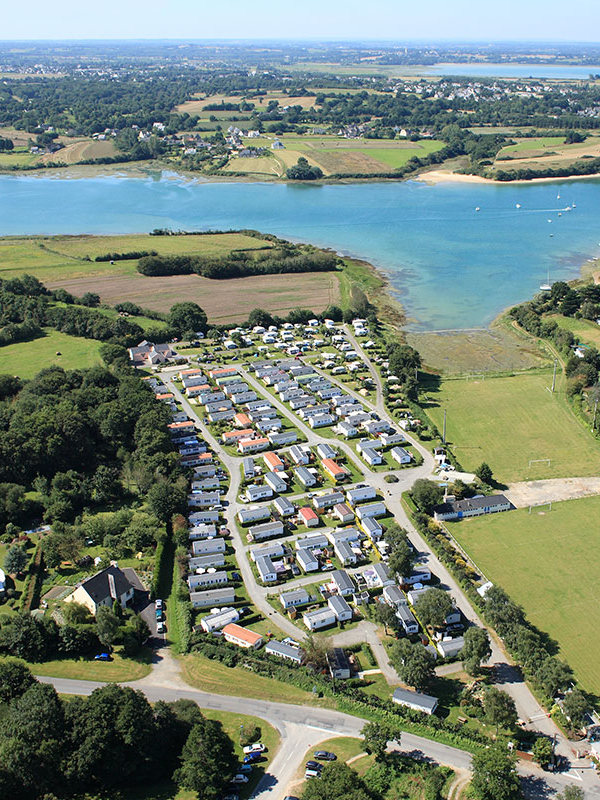 Camping Le Petit Voilier à Saint-Briac-sur-Mer. Au bord de l'estuaire du Frémur, ce camping familial accueille les voyageurs dans une ambiance conviviale.