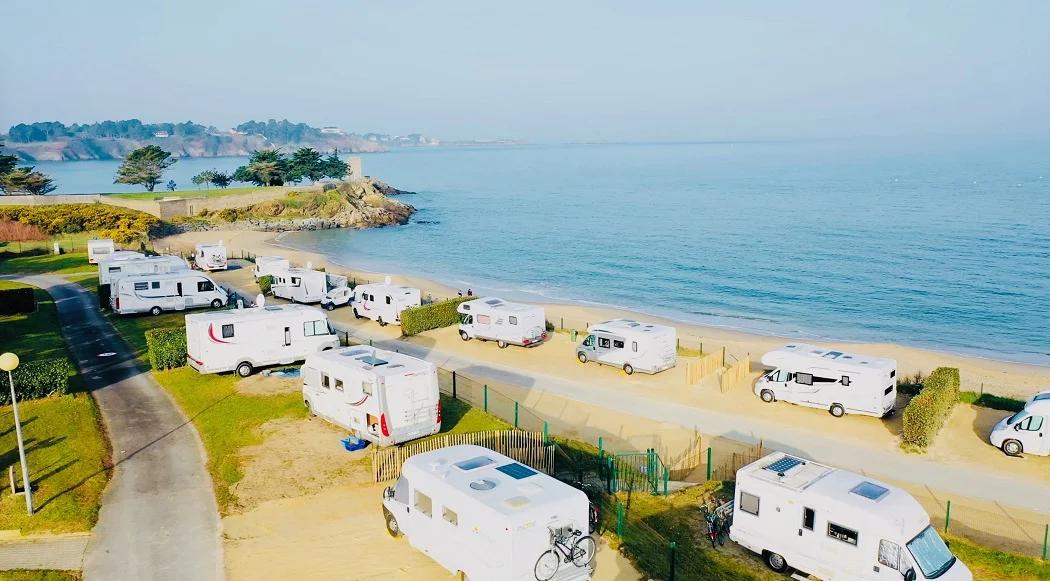 Camping Port Blanc à Dinard. Installez-vous dans ce camping avec vue sur mer en Bretagne. En tente, caravane, camping-car ou bien pour louer un mobilhome ou une cocosweet,  réservez dès maintenant votre séjour !