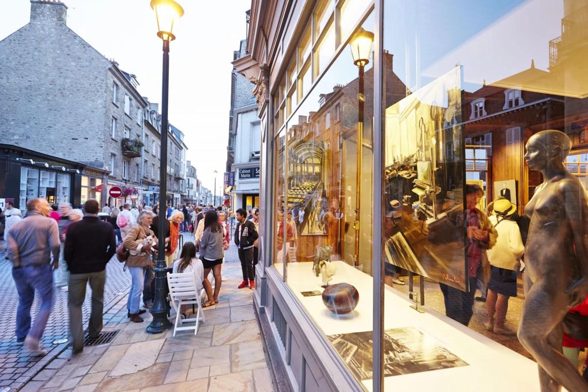 Vitrine d'une galerie d'art à Dinard. Renommée pour ses artistes, Dinard et ses galeries ouvrent leurs portes aux visiteurs. Les nombreuses boutiques de Dinard en font également une destination shopping reconnue dans la région.