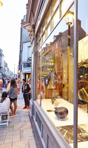 Vitrine d'une galerie d'art à Dinard. Renommée pour ses artistes, Dinard et ses galeries ouvrent leurs portes aux visiteurs. Les nombreuses boutiques de Dinard en font également une destination shopping reconnue dans la région.