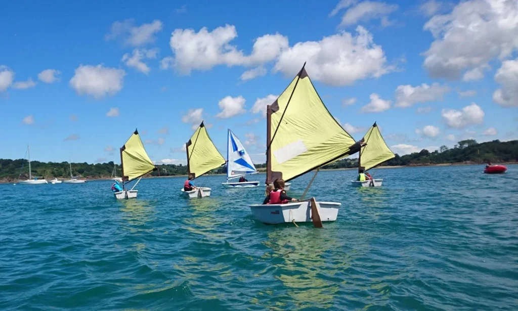 Centre Nautique de la Richardais. Inscrivez-vous et vos enfants à des stages découverte de la voile. Les centres nautiques de la Côte d'Emeraude vous accueille aux vacances scolaires.