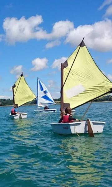 Centre Nautique de la Richardais. Inscrivez-vous et vos enfants à des stages découverte de la voile. Les centres nautiques de la Côte d'Emeraude vous accueille aux vacances scolaires.