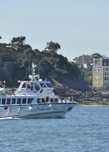 La navette maritime touristique de la Compagnie Corsaire passe devant la page de l'écluse de Dinard. Découvrez la Côte d'Émeraude en bateau pendant vos vacances.