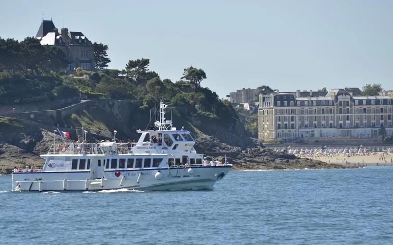 La navette maritime touristique de la Compagnie Corsaire passe devant la page de l'écluse de Dinard. Découvrez la Côte d'Émeraude en bateau pendant vos vacances.