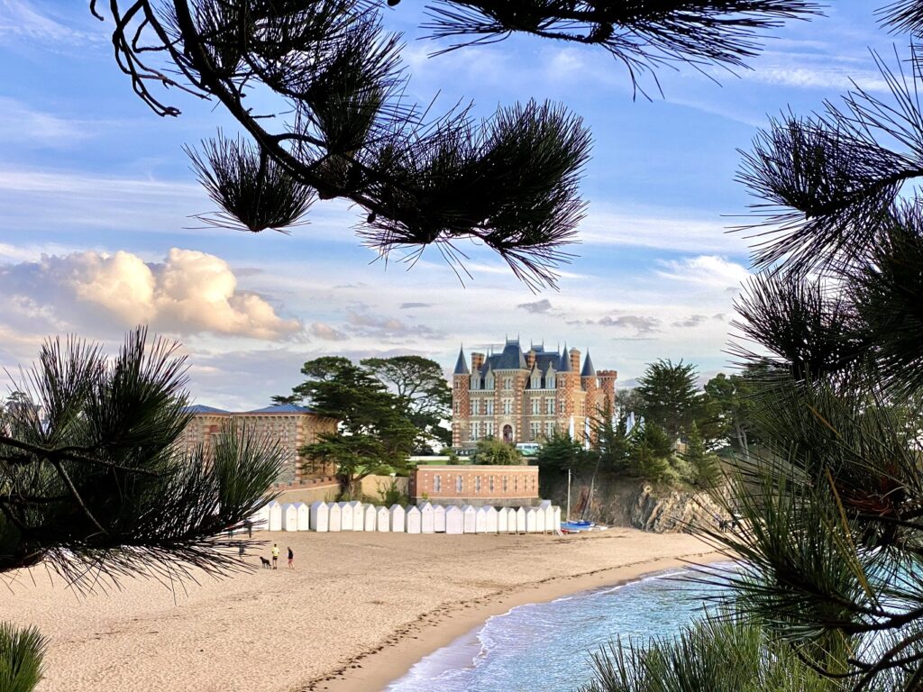 Le château et parc du Nessay vus du GR34 à Saint-Briac-sur-Mer. 
Au premier plan, les cabines de plage et le bord de mer.