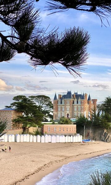 Le château et parc du Nessay vus du GR34 à Saint-Briac-sur-Mer.