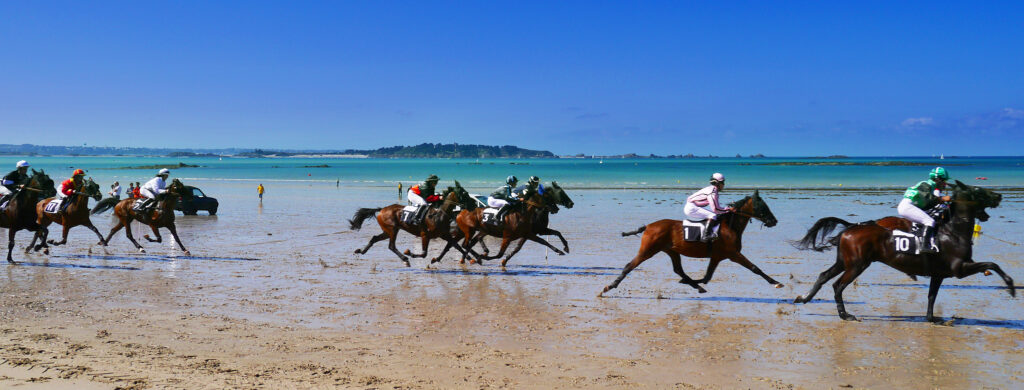 Courses Hippiques sur la plage de Saint-Sieu à Lancieux. Photo de Charlotte Longépé.