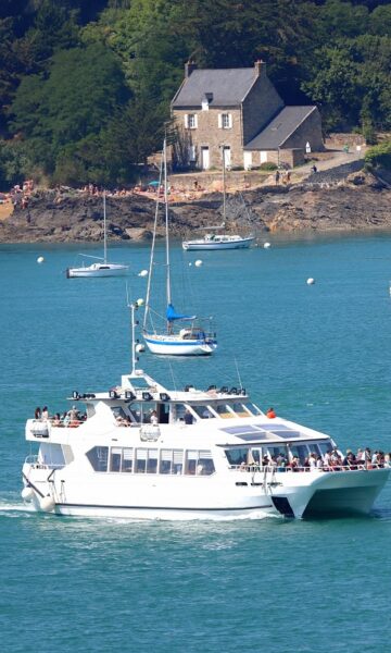 Le catamaran des Croisieres Chateaubriand propose des croisières touristique sur l'estuaire de la Rance. Une option déjeuner ou dîner vous permet de vous restaurer en profitant des paysages.