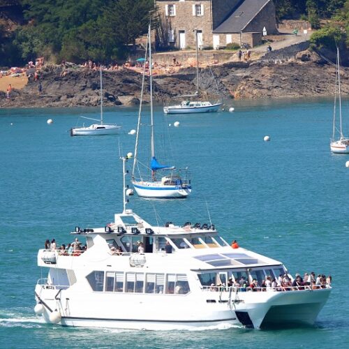 Le catamaran des Croisieres Chateaubriand propose des croisières touristique sur l'estuaire de la Rance. Une option déjeuner ou dîner vous permet de vous restaurer en profitant des paysages.