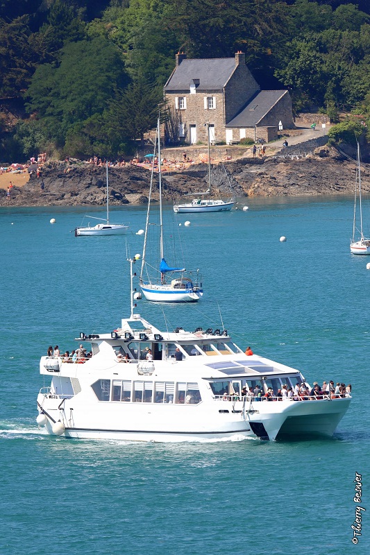 Le catamaran des Croisieres Chateaubriand propose des croisières touristique sur l'estuaire de la Rance. Une option déjeuner ou dîner vous permet de vous restaurer en profitant des paysages.