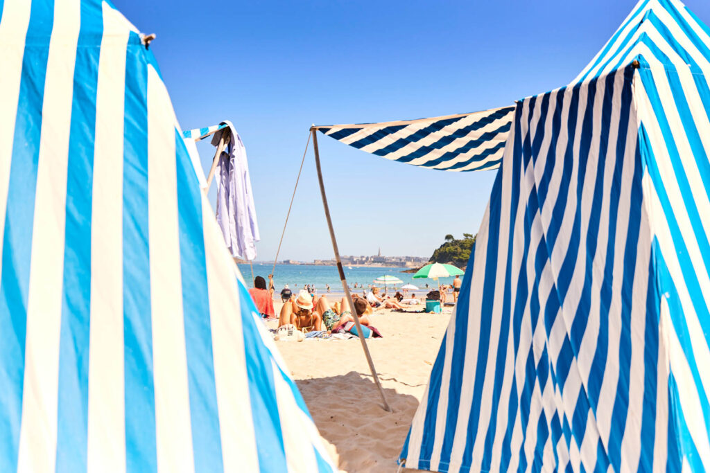 Tentes rayées sur la Plage De L'ecluse. Une plage familiale à Dinard.