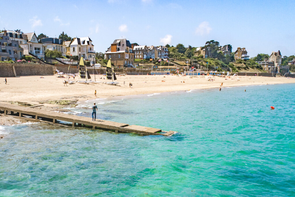 Plage De Saint Enogat à Dinard. Une plage familiale au cœur du quartier de Saint-Enogat.