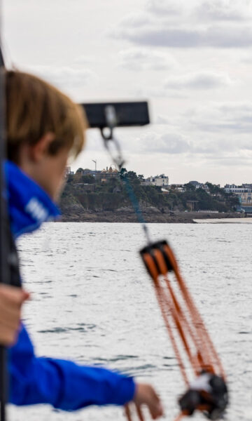 Initiation aux sports nautiques en Bretagne. Une offre variée et complète pour faire découvrir les joies du nautisme à vos enfants sur la Côte d'Émeraude.