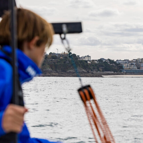 Initiation aux sports nautiques en Bretagne. Une offre variée et complète pour faire découvrir les joies du nautisme à vos enfants sur la Côte d'Émeraude.