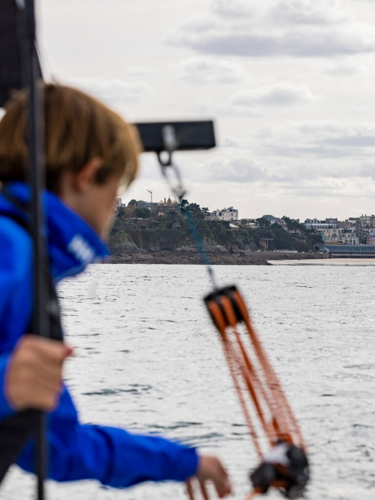 Initiation aux sports nautiques en Bretagne. Une offre variée et complète pour faire découvrir les joies du nautisme à vos enfants sur la Côte d'Émeraude.