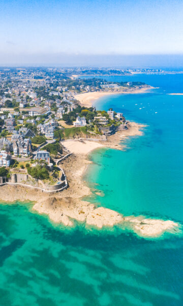 La Pointe De La Malouine à Dinard, quartier qui date du XIX ème siècle où ont été construite de magnifiques villas balnéaires.